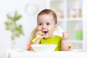 نوزادان از چه زمانی باید غذای کمکی میل کنند ؟