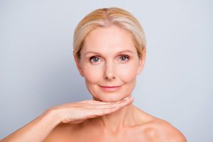 ترفندهای جوان کردن صورت با آرایش برای خانم‌های مسن